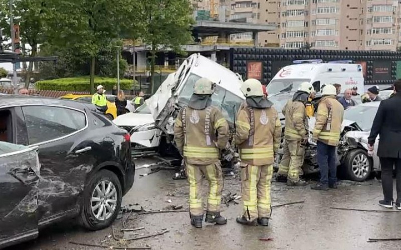 İstanbul'da 7 araç birbirine girdi: 8 yaralı