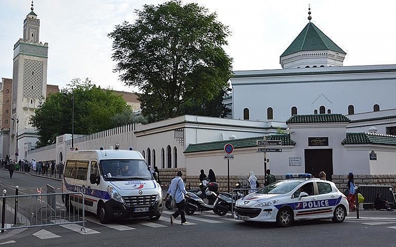 Fransa'da ramazanda kapılarını açmaya hazırlanan camiye çirkin saldırı