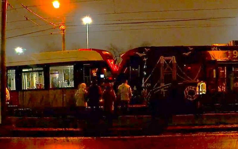 Zeytinburnu'nda iki tramvay çarpıştı!