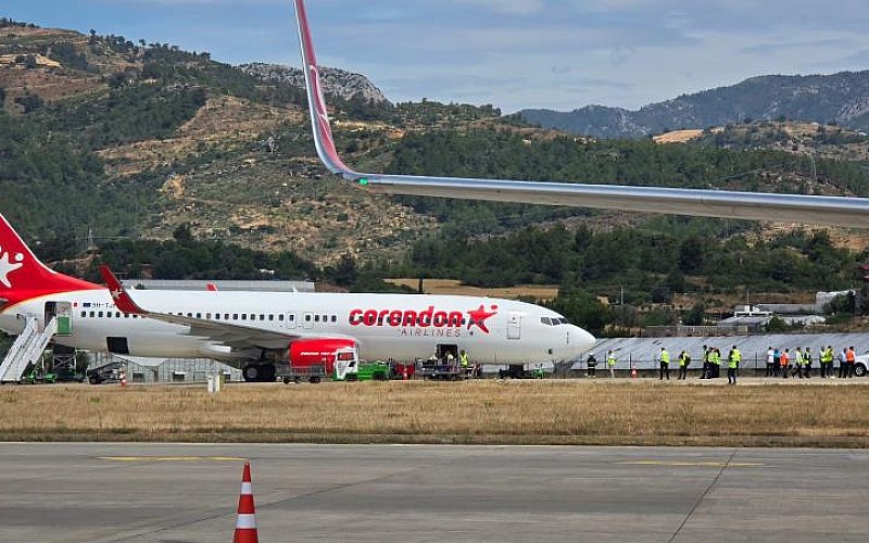Antalya'da iniş sırasında yolcu uçağının lastiği patladı