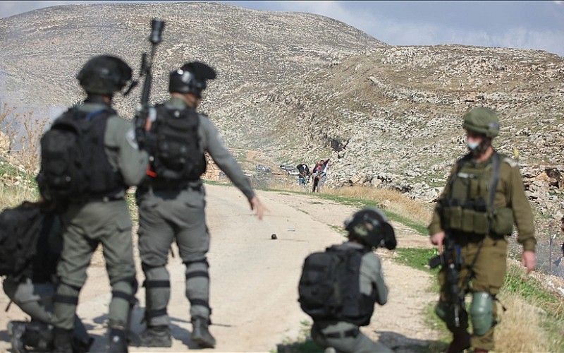 İsrail askerleri, Batı Şeria'daki baskınlarda en az 25 Filistinliyi gözaltına aldı