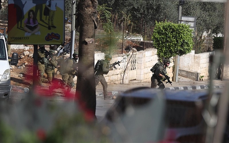 İsrail askerleri işgal altındaki Batı Şeria'da 15 Filistinliyi gözaltına aldı