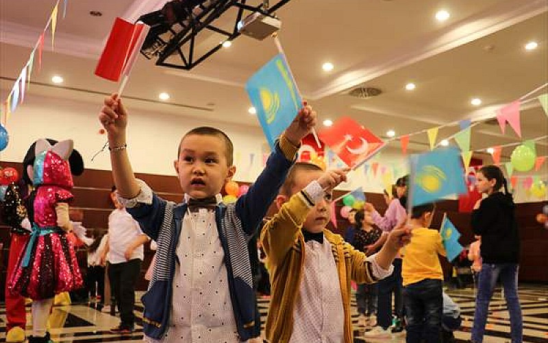 Kazakistan'da 23 Nisan coşkuyla kutlandı
