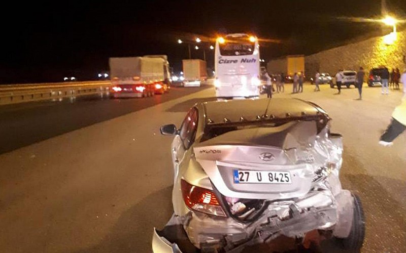 Mersin'de otobüsün çarptığı otomobildeki 3 kişi yaralandı