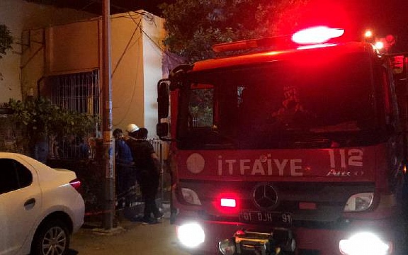 Adana'da tek katlı evde çıkan yangın hasara neden oldu