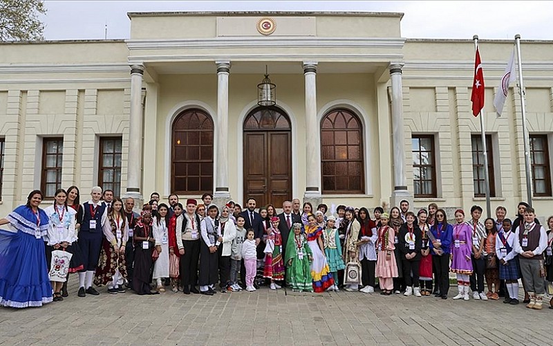 Farklı ülkelerden çocuklar TRT'nin 23 Nisan Çocuk Şenliği'nde buluştu