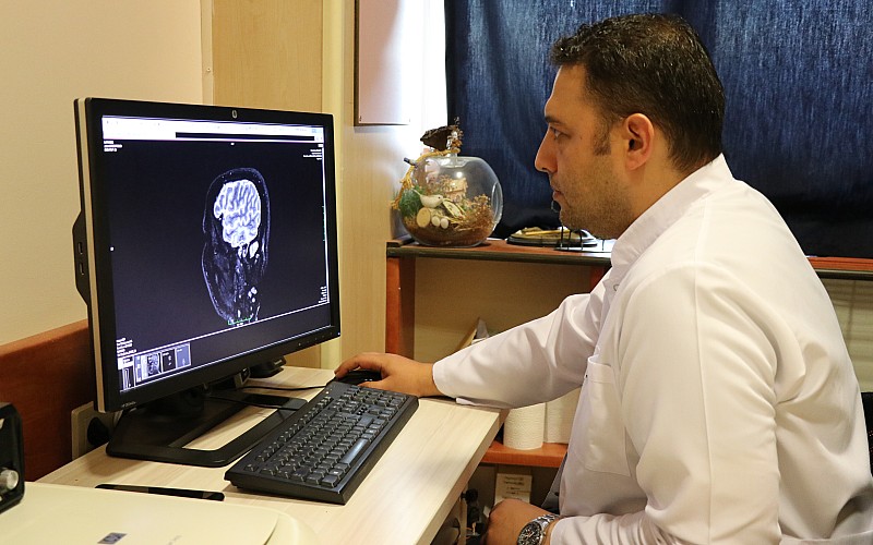 Elazığ'da 11 yaşındaki "distoni" hastası çocuğa, lokal anestezi ile beyin pili takıldı