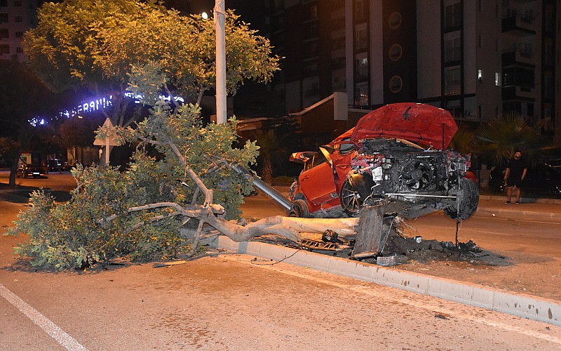 Adana'da otomobil refüjdeki ağaca çarptı: 2 yaralı