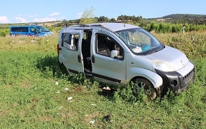 Çanakkale'de hafif ticari araç yol kenarına devrildi: 1 ölü, 2 yaralı