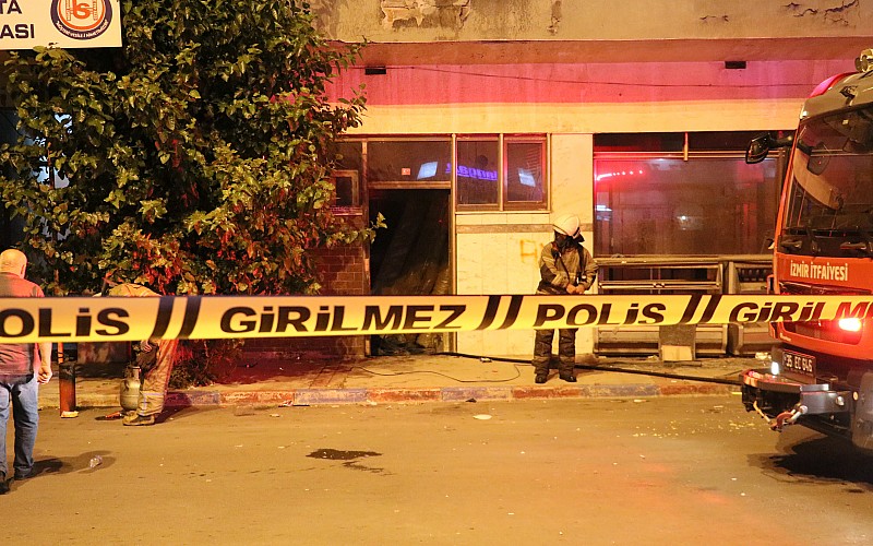 İzmir'de bir fırında patlamanın ardından çıkan yangın hasara neden oldu