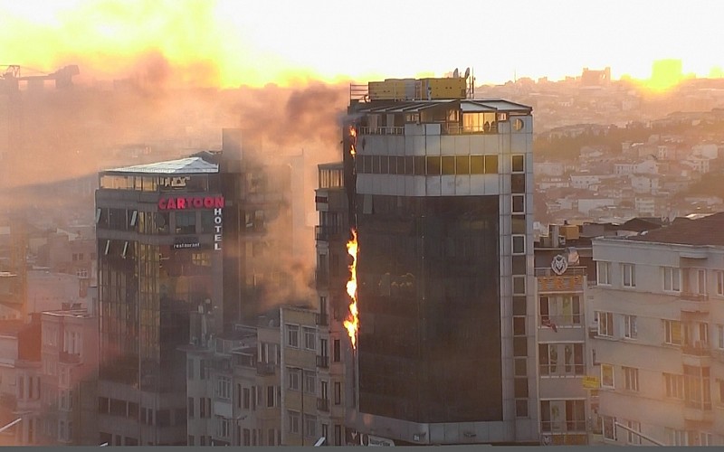Taksim'de 6 katlı binada çıkan yangına müdahale ediliyor
