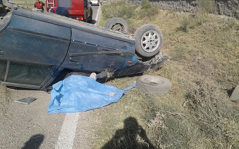 Afyonkarahisar'da otomobilin devrilmesi sonucu bir kişi öldü, bir kişi yaralandı