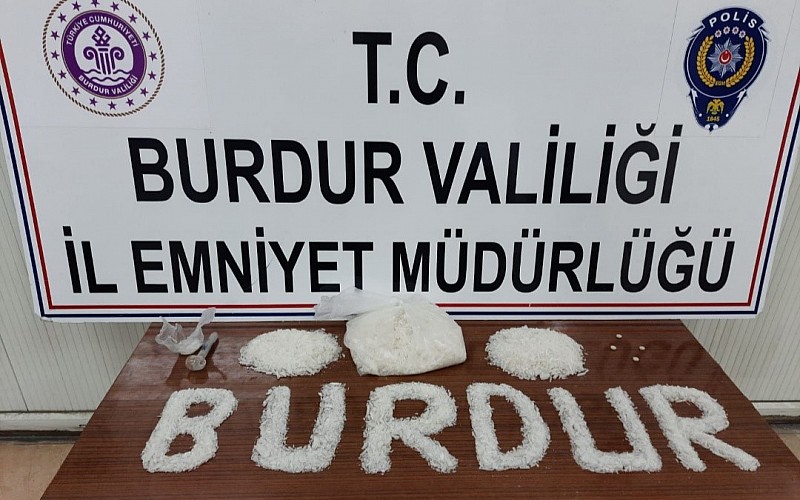 Burdur'da uyuşturucu operasyonunda yakalanan 3 zanlıdan biri tutuklandı