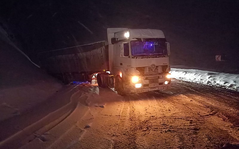 Sivas'ta kar yağışı ve buzlanma trafikte aksamalara neden oluyor