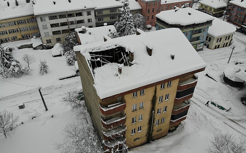 Düzce'de kar biriken apartmanın çatısı çöktü