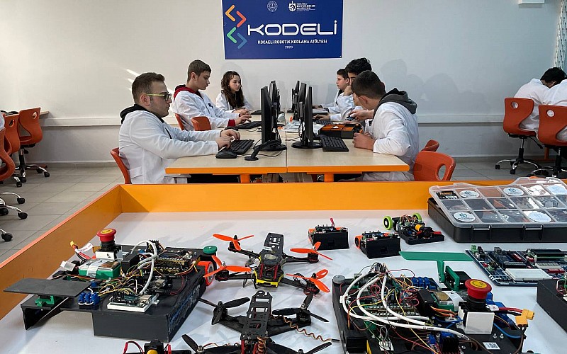 Geleceğin yazılımcıları Kocaeli'deki robotik kodlama atölyelerinde yetişiyor