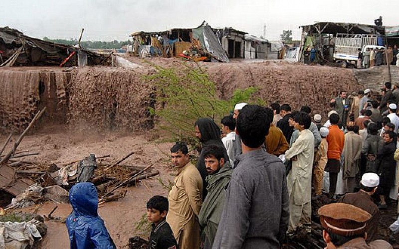 Pakistan'da yağışlar 212 can aldı