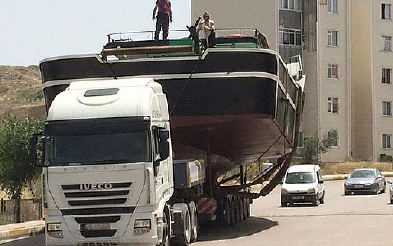 15 metrelik balıkçı teknesi tır ile taşındı