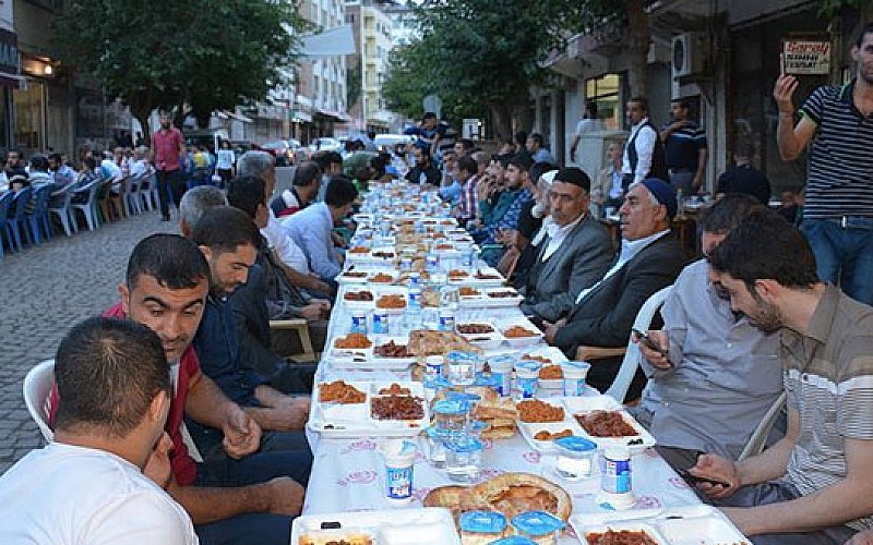 Sur'da iftar sofrasını caddeye kurdular