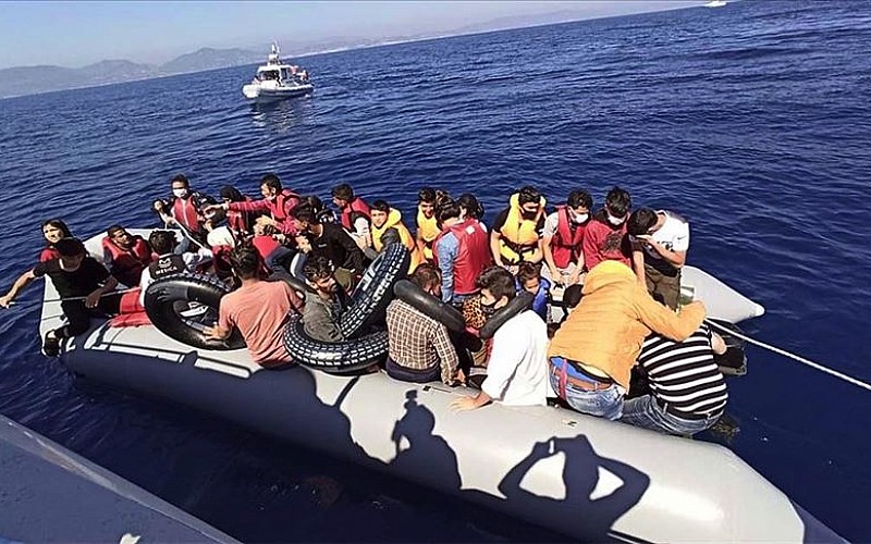 İzmir'de Türk kara sularına geri itilen 44 sığınmacı kurtarıldı