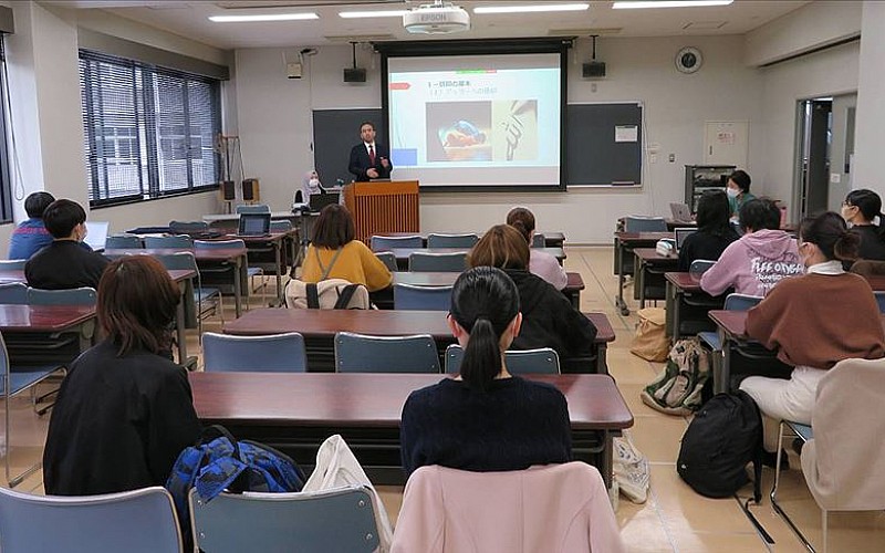 Japonya'da üniversite öğrencilerine ezan semineri