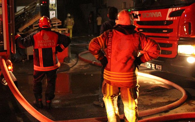 Fatih'te binanın çatısında çıkan yangın söndürüldü