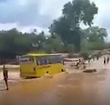 Kenya'da düğün otobüsü nehre düştü: En az 20 ölü