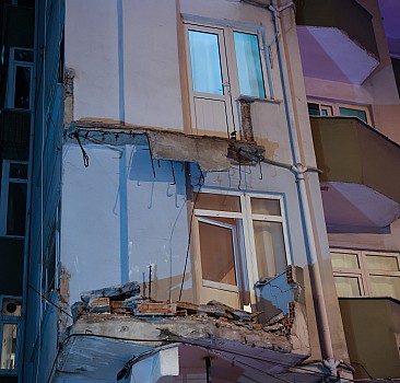 Avcılar'da bir apartmanın balkonu çöktü