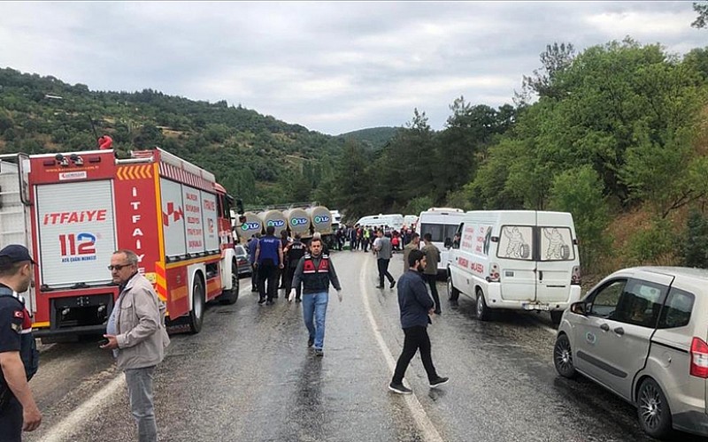 Minibüs ile kamyon çarpıştı: 6 ölü, 12 yaralı
