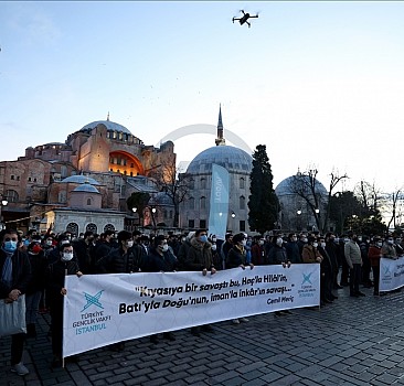 TÜGVA üyeleri Ayasofya önünde İstiklal Marşı okudu