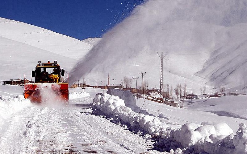 Sivas'ta kar ve tipi nedeniyle 85 köy yolu ulaşıma kapandı