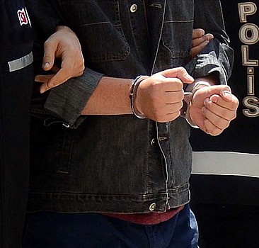 İzmir'de parkta uyuşturucu sattıkları iddiasıyla 2 şüpheli tutuklandı