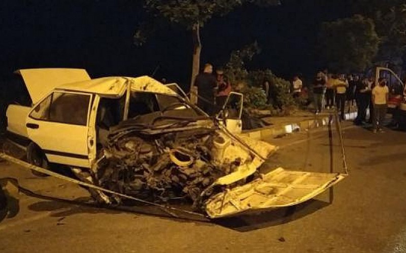 Sakarya'da otomobil ağaca çarptı: 1 ölü, 1 yaralı