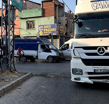 Adana'da kaza sonra kontrolden çıkan panelvan yaya çarptı