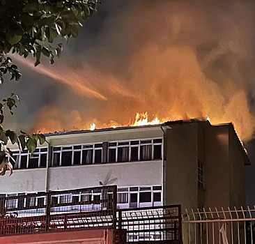 Diyarbakır'da okul çatısında çıkan yangın söndürüldü