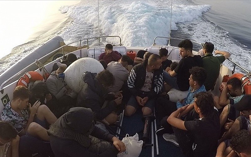 Çanakkale açıklarında 68 düzensiz göçmen yakalandı