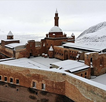 Tarihi İshak Paşa Sarayı'nda kış güzelliği