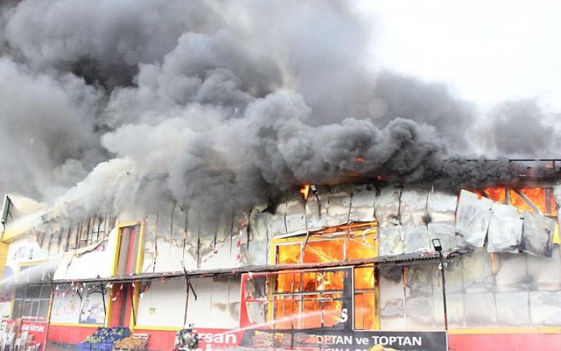 Kocaeli'nde market deposunda yangın: Müdahale sürüyor