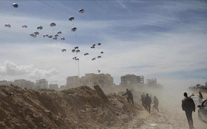 Ürdün, 4 ülkenin katılımıyla Gazze'nin kuzeyine havadan yardım indirdi