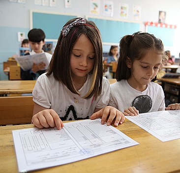 Doğu Anadolu'da öğrenciler karnelerini aldı