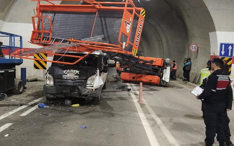 Minibüs, tünelde çalışan işçilere çarptı: 8 yaralı