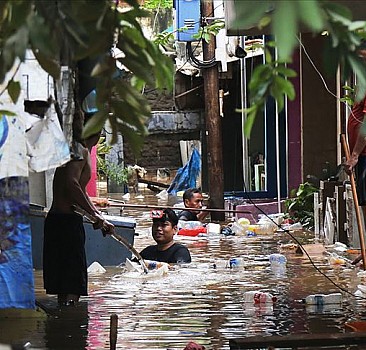 Endonezya'yı sel vurdu! Ölü sayısı artıyor