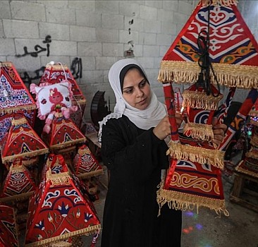 Gazze'nin eli işi ramazan kandillerini 5 çocuk annesi Kader yapıyor