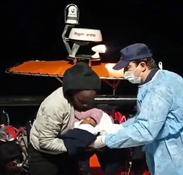 Balıkesir'de lastik botun su almasıyla adada mahsur kalan sığınmacılar kurtarıldı