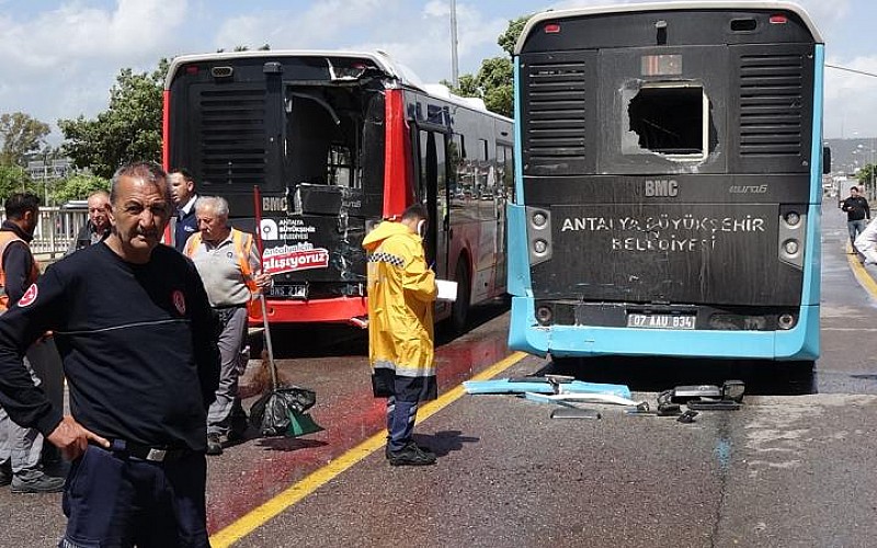 Antalya'da zincirleme kazada 8 kişi yaralandı