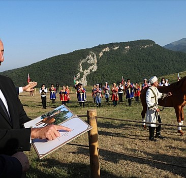 Cumhurbaşkanı Erdoğan, Şuşa'da at yarışı izledi