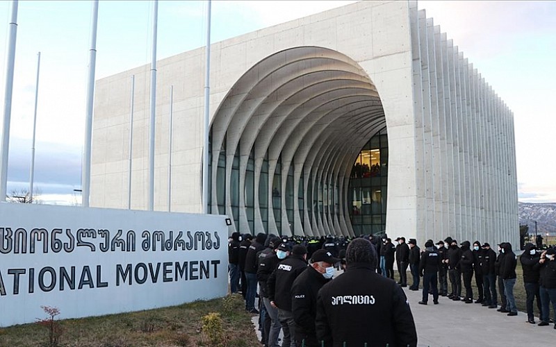 Gürcistan'da ana muhalefet lideri yüzlerce polisin katıldığı operasyonla gözaltına alındı