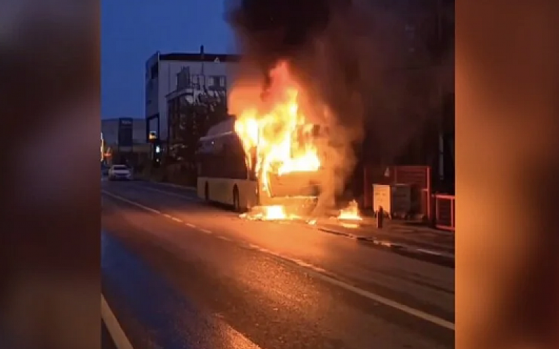 Sultanbeyli'de İETT otobüsü yanarak kullanılamaz hale geldi