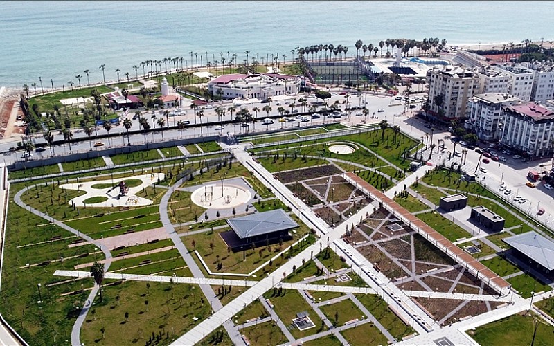Mersin'in deniz manzaralı Millet Bahçesi açılış için gün sayıyor