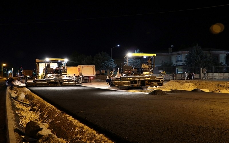 Diyarbakır'da belediye ekipleri konforlu yol için gece de mesaide